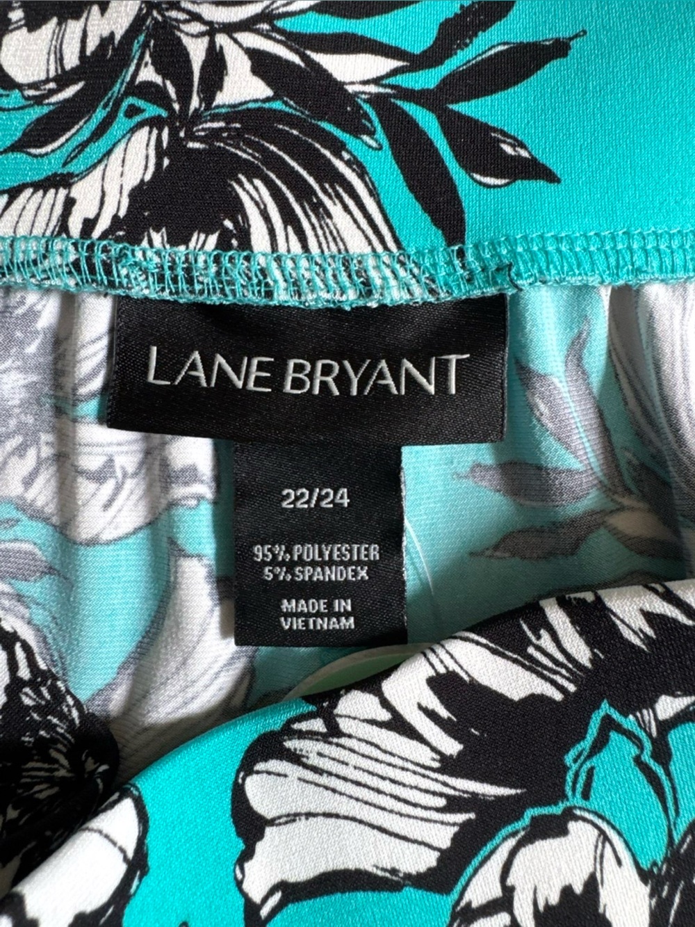 LANE BRYANT 22/24 ✨ plus size gaucho capri floral bottoms stretch waist EUC - Picture 2 of 3